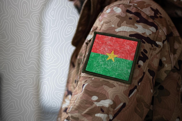 Soldado de Burkina Faso Soldado con bandera Burkina Faso Bandera de Burkina Faso en un uniforme militar Ropa de camuflaje del ejército de Burkina Faso