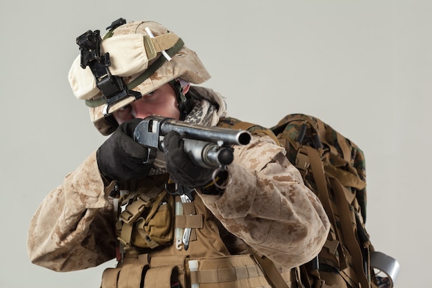 Foto soldado camuflado segurando rifle