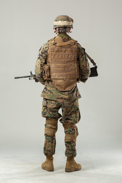 Soldado camuflado segurando rifle