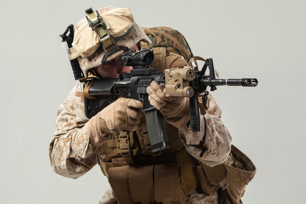Soldado en camuflaje con rifle.