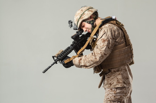 Soldado en camuflaje con rifle.