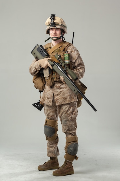 Soldado en camuflaje con rifle