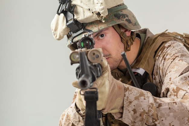 Soldado en camuflaje con rifle.