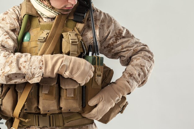 Foto soldado en camuflaje con rifle.