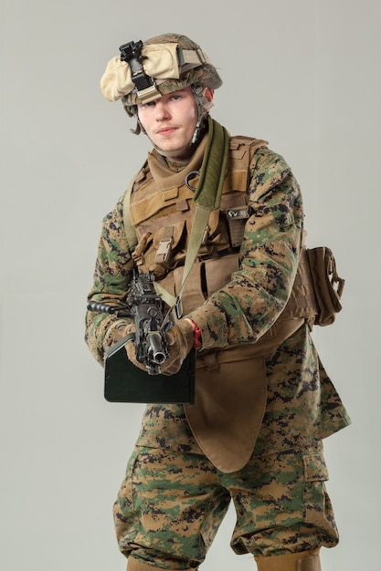 Foto soldado en camuflaje con rifle