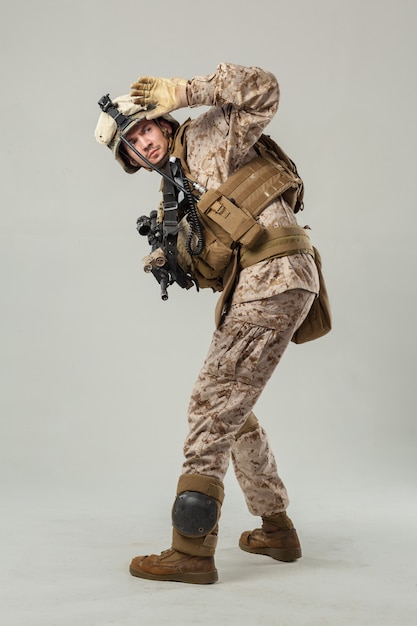 Foto soldado en camuflaje con rifle