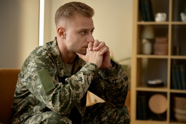 Soldado chateado em uniforme militar pensando em se preocupar com sua saúde mental