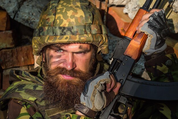 Soldado com cara de zangado