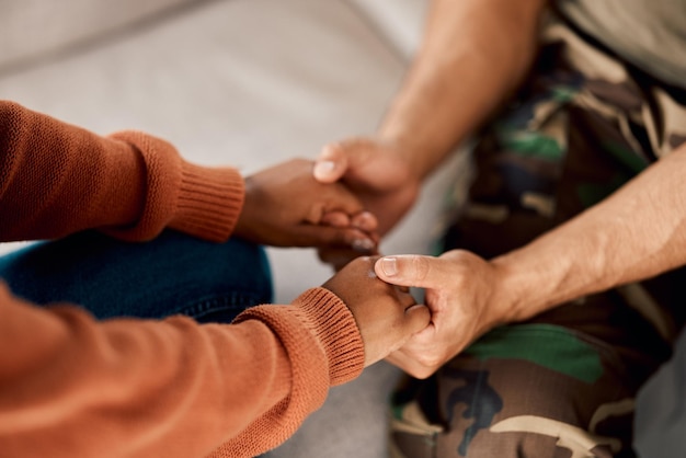 Soldado en consejería de hombres y mujeres tomados de la mano en la comodidad del matrimonio y el regreso a casa Apoyar la confianza y la empatía veteranos en terapia con la ayuda de la pareja y el amor en la salud mental del ejército