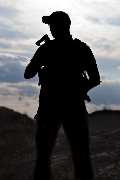 Foto soldado contra o sol