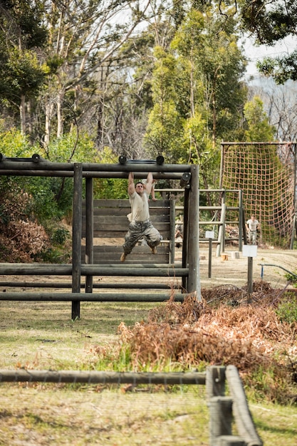 Soldado corriendo por la carrera de obstáculos