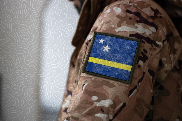 Soldado de Curazao Soldado con bandera Curazao Bandera de Curazao en uniforme militar Ropa de camuflaje