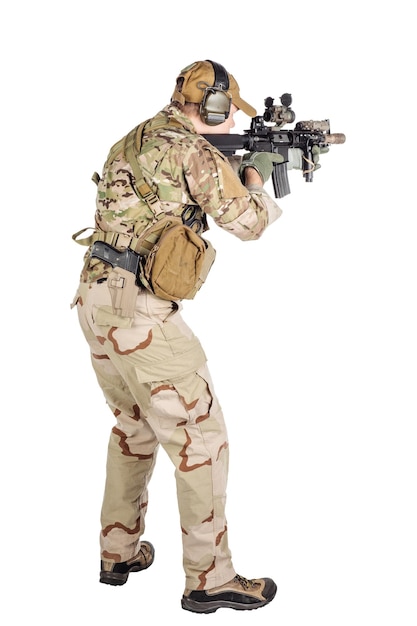 Soldado de retrato ou empreiteiro militar privado segurando a tecnologia de arma do exército de guerra de rifle automático e conceito de pessoas Imagem em um fundo branco