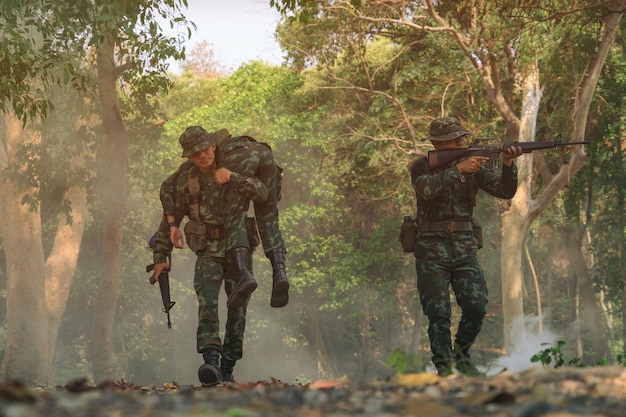 soldado do exército com rifle e metralhadora em movimento