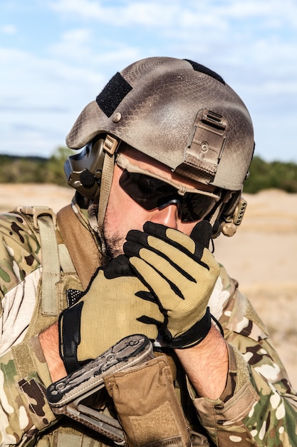 Soldado do exército dos EUA fumando