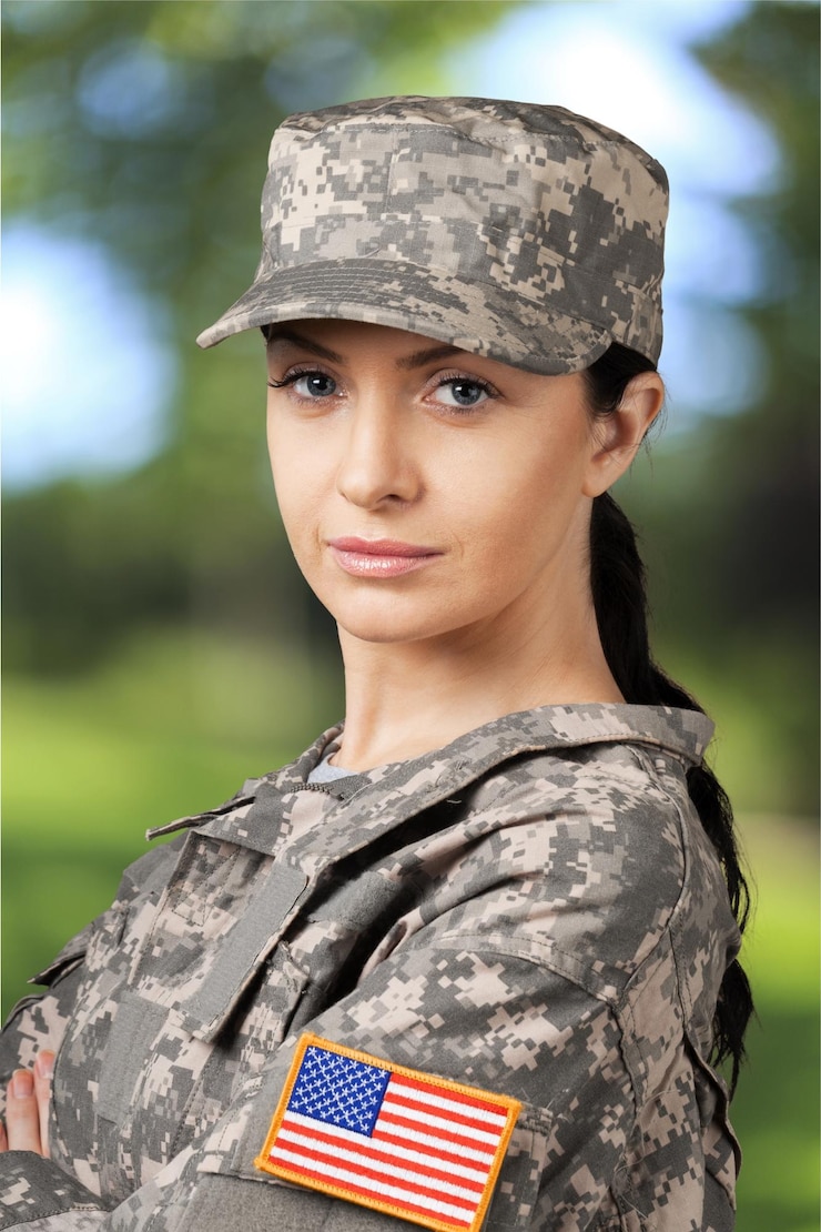 Foto soldado do exército feminino em fundo desfocado