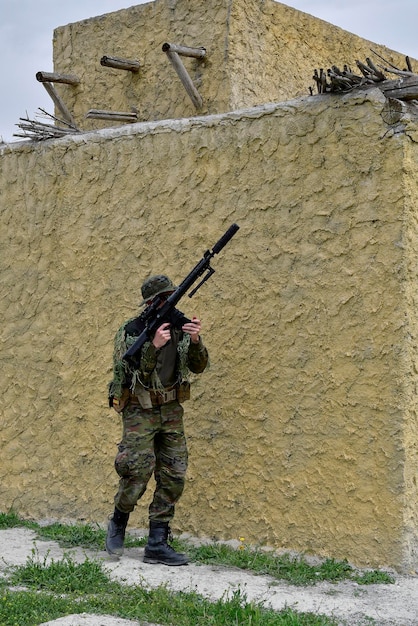 Soldado do exército realizando manobras militares no campo de batalha