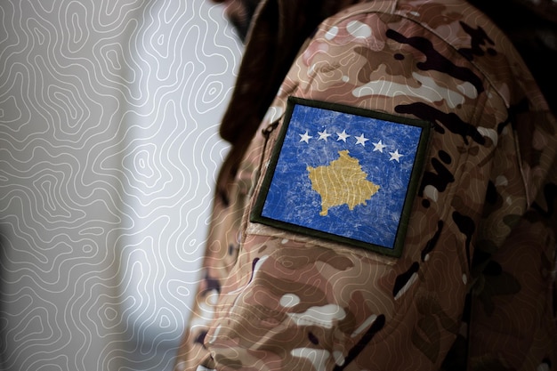 Soldado do Kosovo Soldado com bandeira Kosovo Bandeira do Kosovo em um uniforme militar Kosovo exército roupas de camuflagem