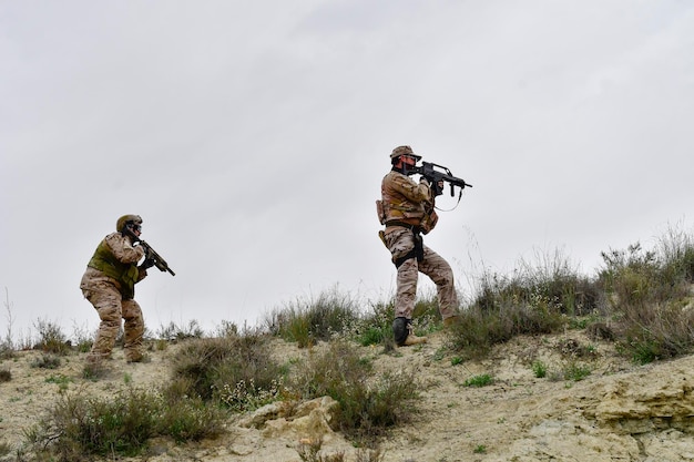 Soldado del ejército realizando maniobras militares en el campo de batalla