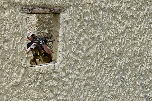 Soldado del ejército realizando maniobras militares en el campo de batalla