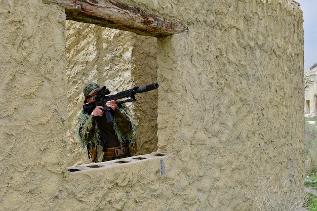 Soldado del ejército realizando maniobras militares en el campo de batalla