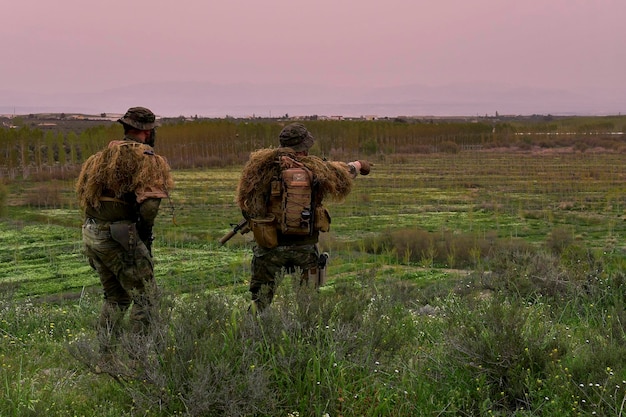 Soldado del ejército realizando maniobras militares en el campo de batalla