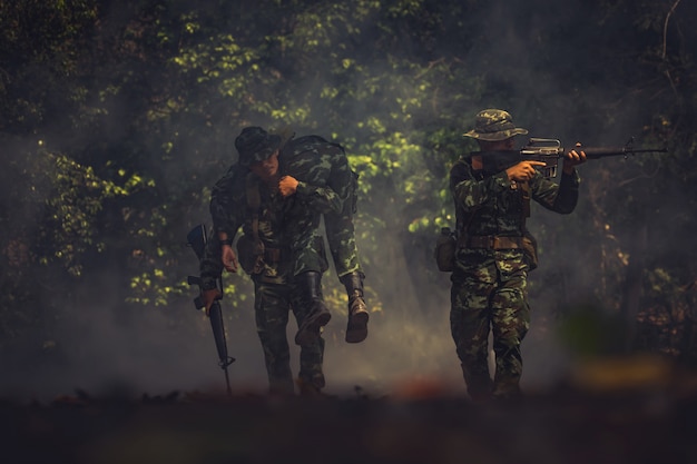 Soldado del ejército en uniformes de combate con ametralladora.