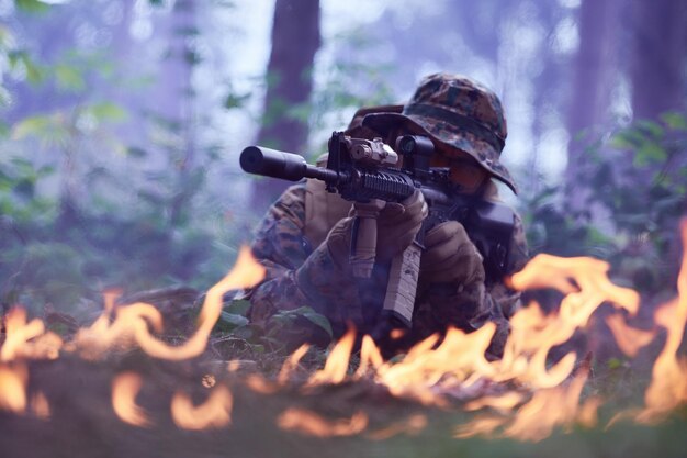 Soldado em ação apontando arma óptica de visão a laser