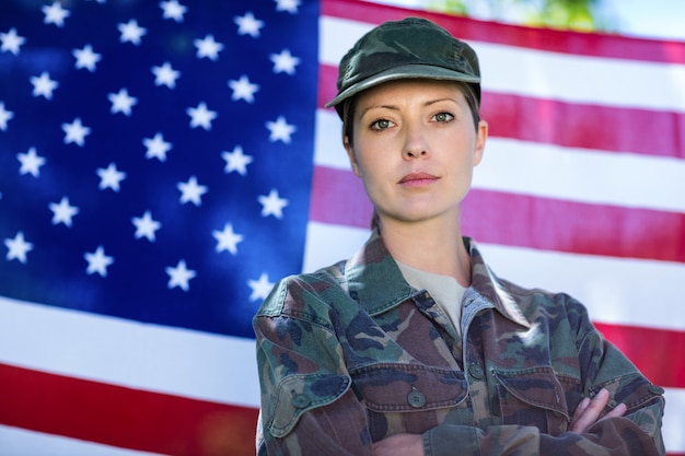 Soldado em frente a bandeira americana