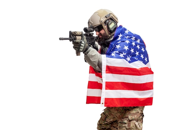 Soldado estadounidense en uniforme con bandera de Estados Unidos en un comando de fondo blanco con armas