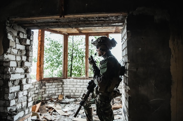 Soldado falando no walkietalkie dentro do edifício conceito militar