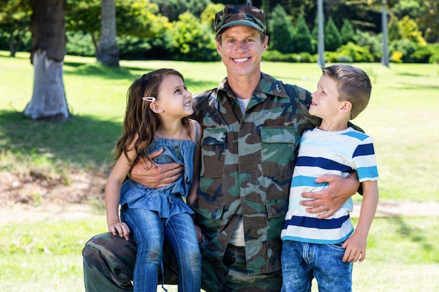 Soldado feliz se reuniu com seu filho e filha