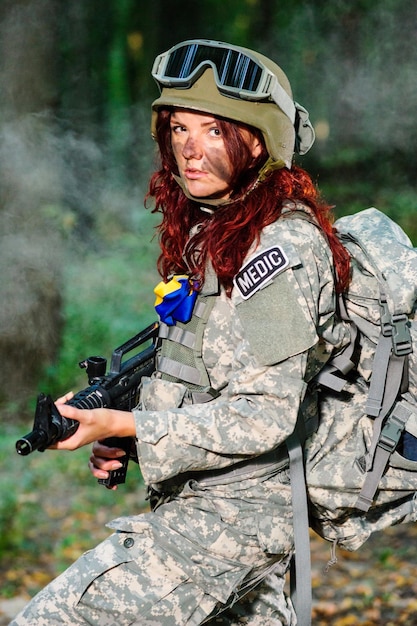 Soldado feminino ucraniano na floresta