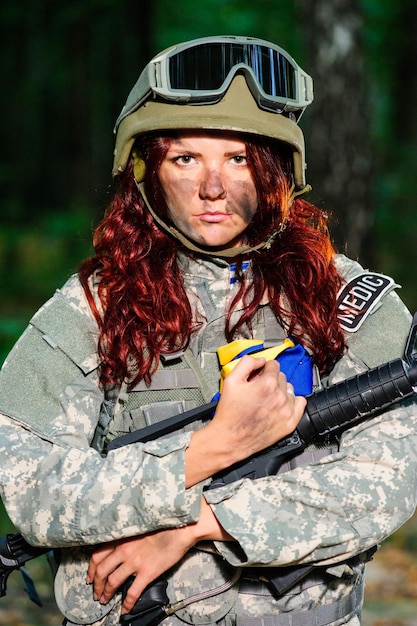 Soldado feminino ucraniano na floresta