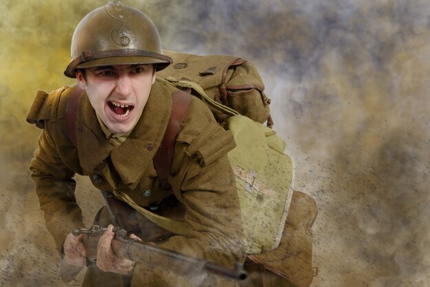 Soldado francés en uniforme de 1940, atacando