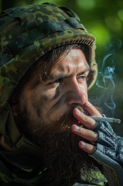 Soldado fumando cigarrillo