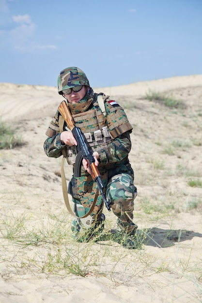 Foto soldado con fusil ak