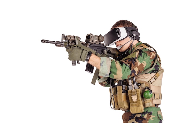 Soldado con gafas de realidad virtual