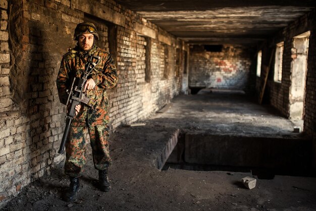 Soldado en la guerra con armas