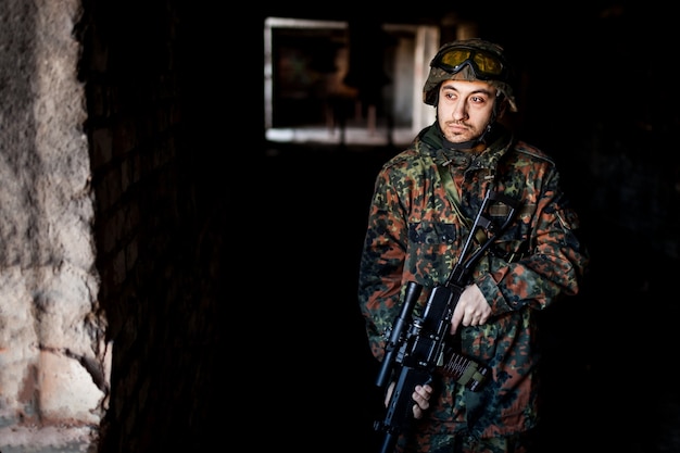 Foto soldado en la guerra con armas.