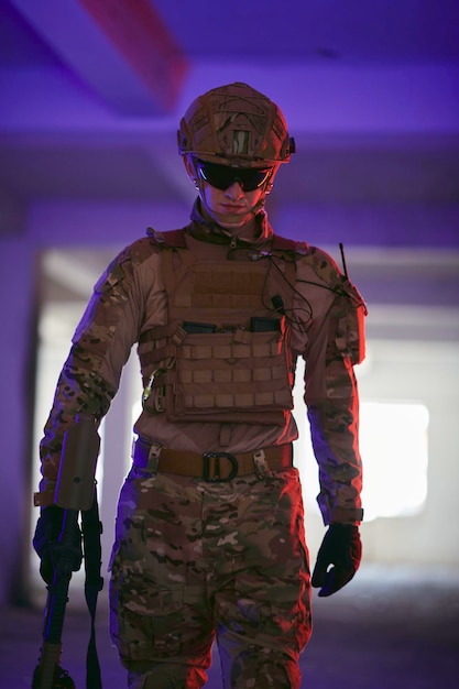soldado de guerra moderna en el entorno urbano