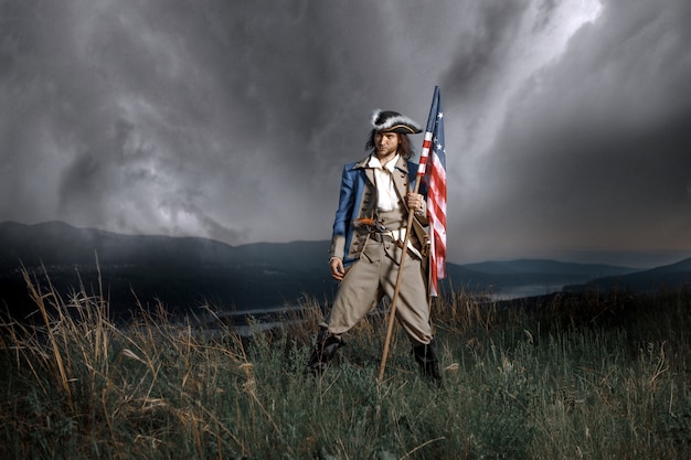 Soldado de guerra de revolución con bandera americana