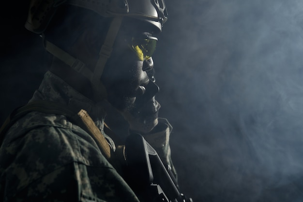 Foto soldado hablando desde radio comunicación remota.