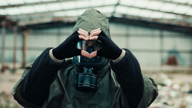 Foto el soldado hace el símbolo del corazón con sus manos.