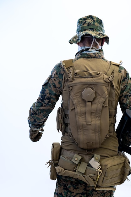 Foto soldado indo para a batalha vista traseira