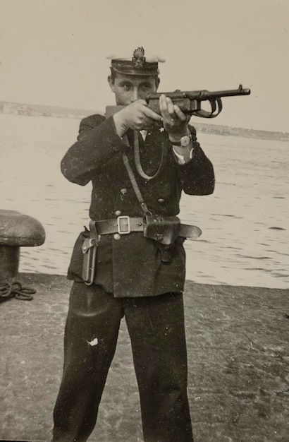 Soldado italiano mirando rifle nos anos 50