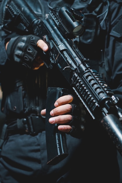 Soldado joven en uniforme negro