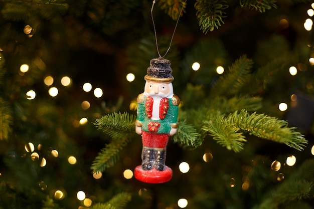 Soldado de juguete en el árbol de Navidad