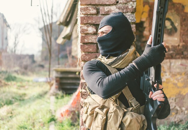 Soldado lutando na terra inimiga. conceito sobre guerra e terrorismo