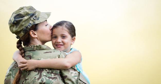 soldado, madre e hija, contra, fondo amarillo